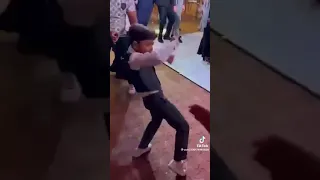 طفل يرقص على اغنية يامتدلع احمد سعد دندنها