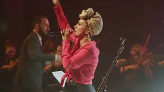 הולכת איתך Narkis Holechet It Cha תזמורת ירושלים מזרח ומערב מארחת את תום כהן ונרקיס 