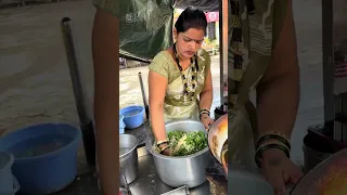 Kolhapuri lady making Palak Bhajji | Kolhapur street food 