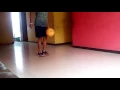Niño hace 200 dominadas con un solo pie