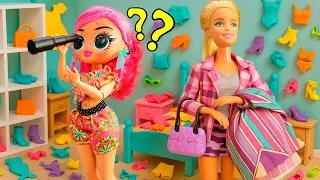 A boneca Barbie trabalha na loja de roupa! 💖 Quem é essa boneca que está espiando a Barbie? 💕