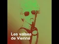Il tape sur des bambous