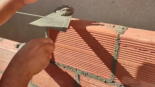 كيفاش تجواني لبريكة بطريقة صحيحة وإحترافية أثناء بناء جدار آجر 