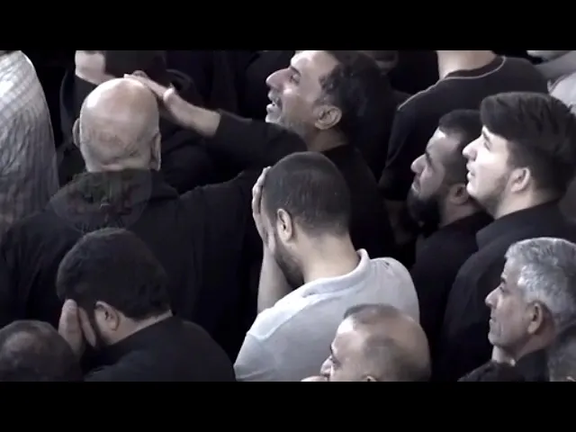 ⁣هلال اول محرم في قلوب #الشيعة ونشر قميص الحسين عليه السلام ، زوار الزيارة الحسينية