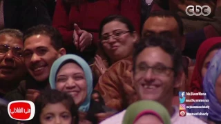 معكم منى الشاذلى   شاهد حكيم يغني لأول مرة للفنان وليد توفيق  انزل ياجميل في الساحه  دندنها