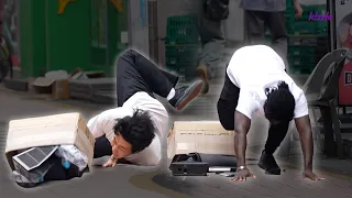 넘어진 한국인과 외국인을 대하는 시민들의 반응