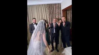 عمرو دياب يحتفل بزفاف ابنته وسط الاجواء العائليه وفرحته بيها  عمرو دياب يحتفل بزفاف ابنته وسط الاجواء العائليه وفرحته بيها