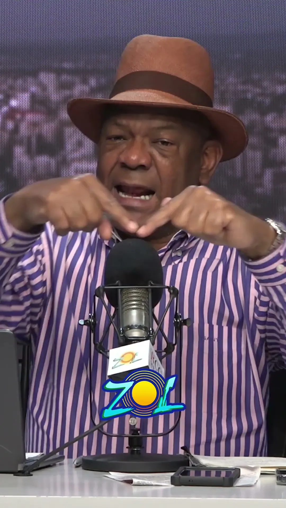 "EN DEMOCRACIA NADIE DICTA DESDE ARRIBA"