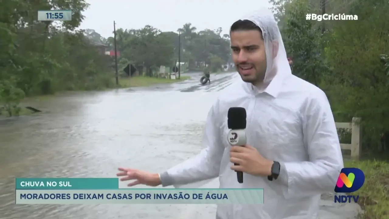 Moradores deixam casas após invasão das águas devido às chuvas