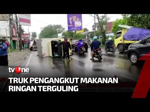 Truk Bermuatan Makanan Ringan Terguling, Sopir Alami Luka Ringan