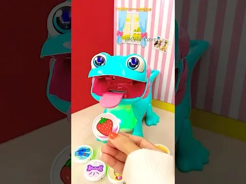 SANDY AXOLOLT likes to EAT STRAWBERRY 🍓 | Satisfying Video #axolotl #shorts #trending #toys #viral