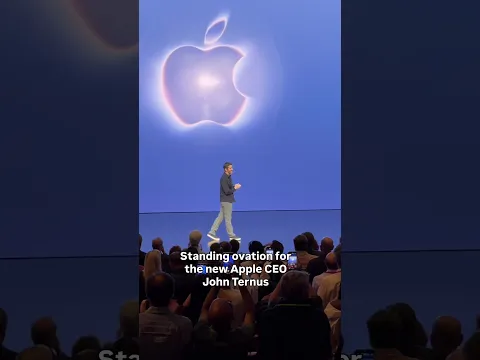 Standing ovation for the new @apple CEO John Ternus!