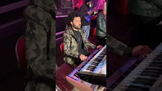 مصطفى باسط بيعزف موسيقى الهروب روق    دندنها