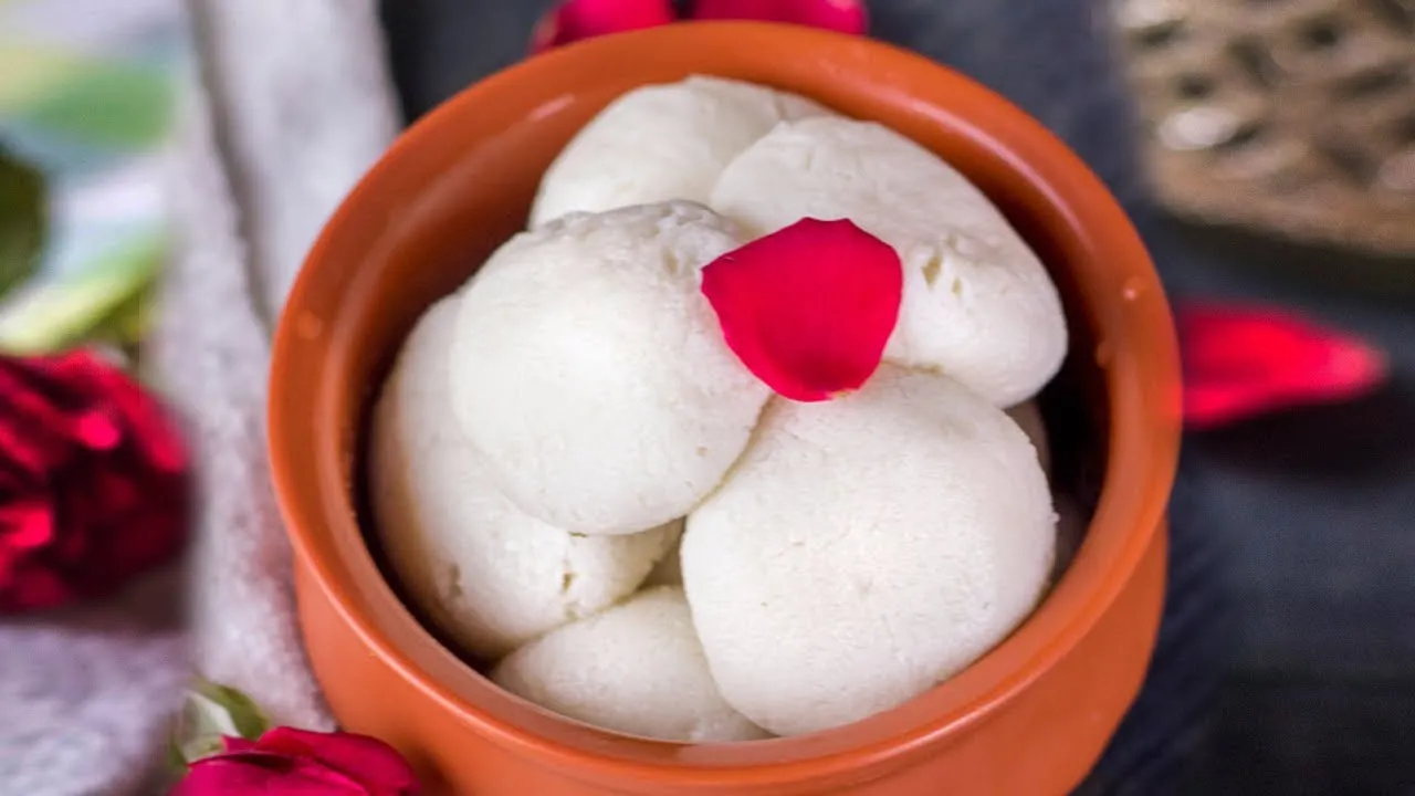       Soft & Spongy Rasgulla Recipe in Hindi