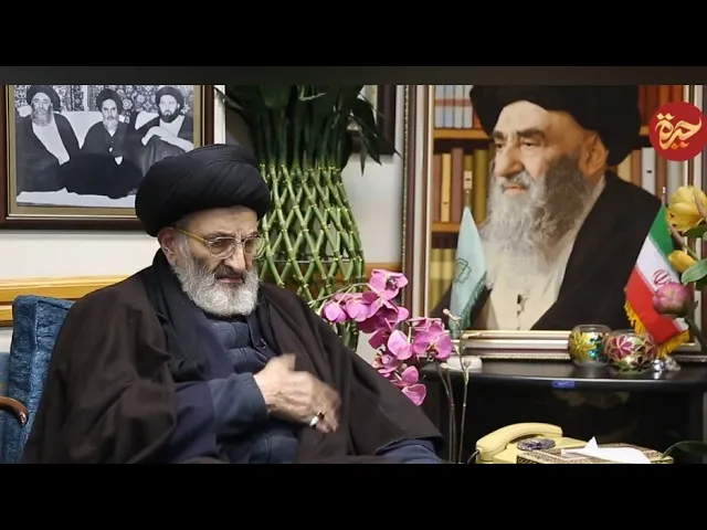 ⁣هكذا كان يطالع السيد شهاب الدين المرعشي النجفي في قيظ النجف. 