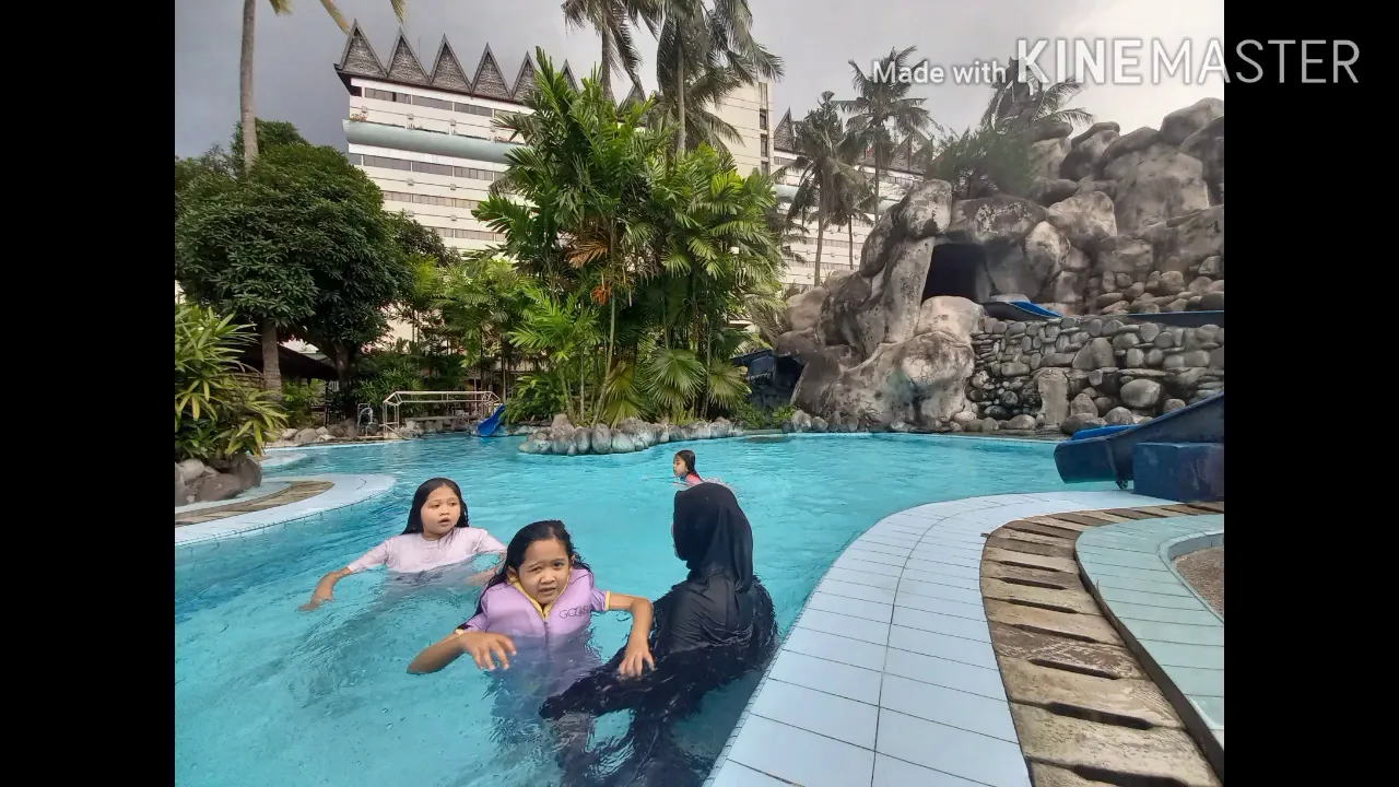 
          
          
          
            
            Main ke kolam renang Hotel Danau Toba Medan
          
        . 