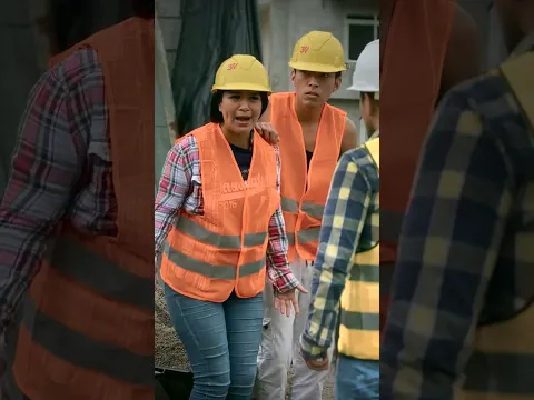 Se disfraza de albañil para sorprender a sus trabajadores.