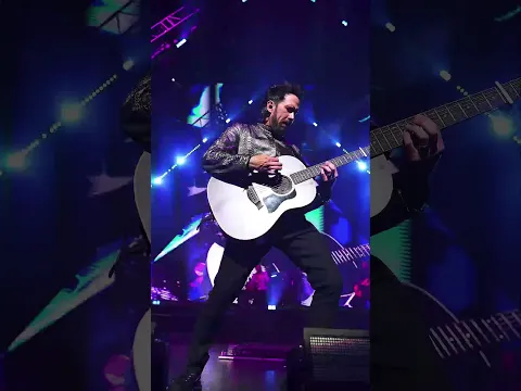 Pablo encendiendo cada cuerda. 🎸🔥 ¿Qué canción no puede faltar en el Regresa Tour? 👇🏼