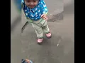 Download Lagu Pertama kali mey belajar jalan di papah 1 tangan dan kataya teman ini bisa melatih dia cepet jalan