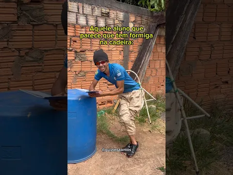 Aquele aluno que só fica em pé na sala: 🤣 #humor #shorts #escola