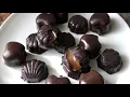 Download Lagu Σοκολατάκια με γέμιση Καραμέλας (Caramel filled chocolates recipe) by Shaziya's recipes.