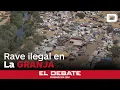A vista de dron el lugar de la rave ilegal donde permanecen 3 000 personas