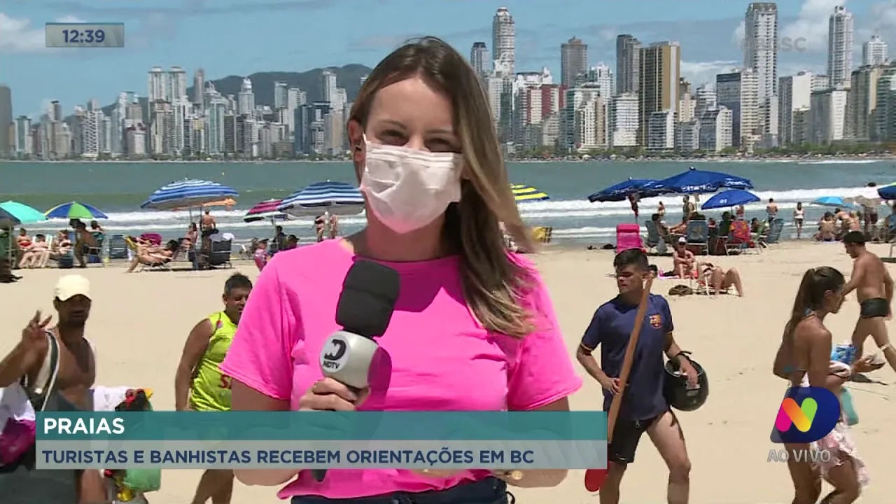 Turistas e banhistas recebem orientações em Balneário Camboriú