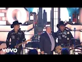 Download Lagu Leo Dan, Bronco - El Radio Está Tocando Tu Canción (En Vivo)