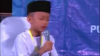 طفل یبکی وهو يقرأ القرآن مقطع يبكي الحجر سورة الجمعة 