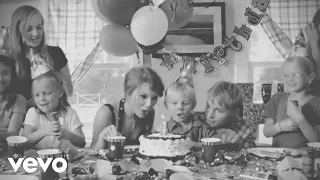 Taylor Swift Never Grow Up 