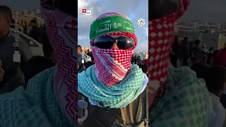 شاهد   مقاتل في كتائب القسام يوجه رسالة لنتنياهو من موقع تسليم جثامين المحتجزين الإسرائيليين في غزة دندنها