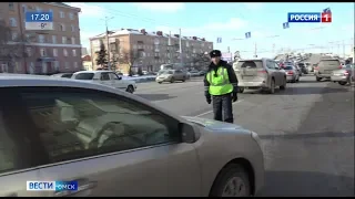 Госавтоинспекторы поздравили девушек с 8 марта