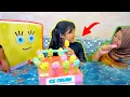 Download Lagu PENJUAL ES KRIM SPONGEBOB DI KOLAM RENANG MINI !! RERE CHANNEL