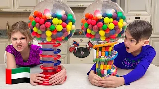 خمسة أطفال يلعبون بآلة بيع الحلوى مجموعة فيديو للأطفال 