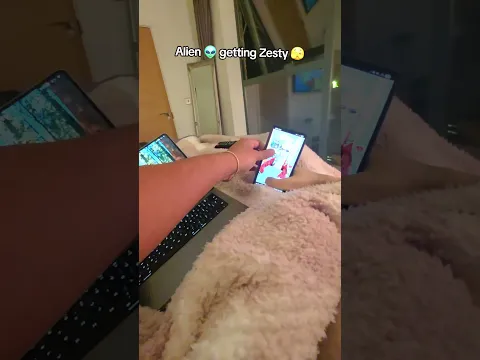 Alien 👽 getting Zesty in Bed 🫣