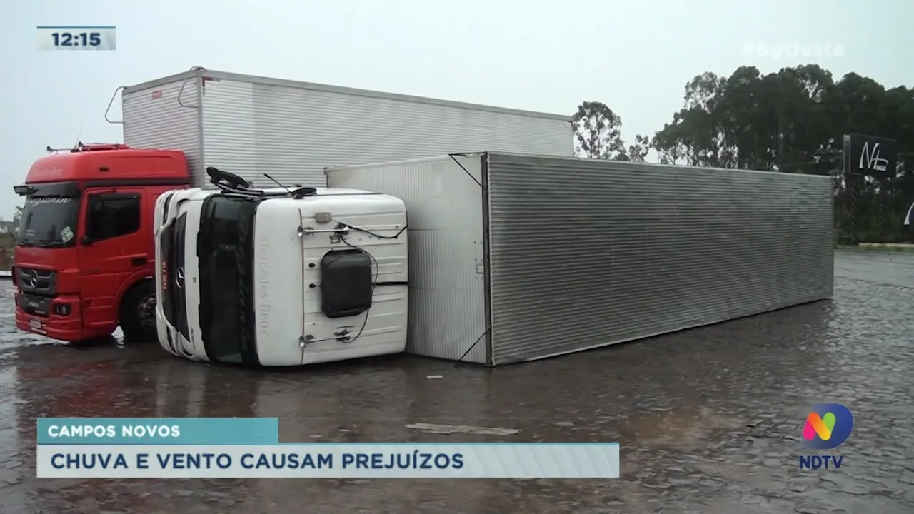 Corpo de Bombeiros e Defesa Civil auxiliam moradores que tiveram casas destelhadas em Campos Novos