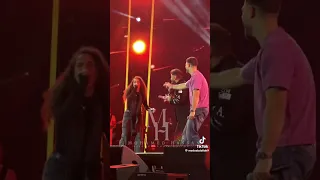 لحظه وقع تامر حسني علي المسرح علشان جمال صوت البنت 