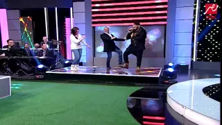 الحلقة الأولى غناء مي و كاريكا حتة بت في ساعة لقلبك 