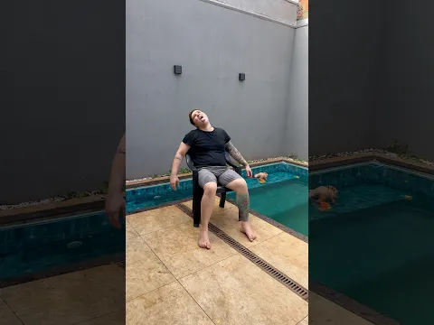 quando o filho dorme e a mãe empurra ele na piscina funda 😂