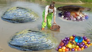 🎁🎁 Fortune smiled on her as she pulled a big river clam full of lovely pearls from the clear stream