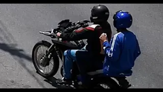 Le robaron el celular mientras esperaba el bus