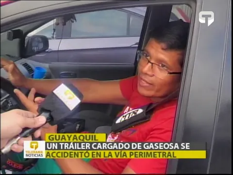 Un tráiler cargado de gaseosa se accidentó en la vía perimetral