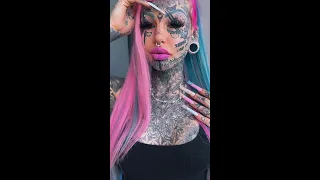 ٦٠٠ وشم على جسمها 