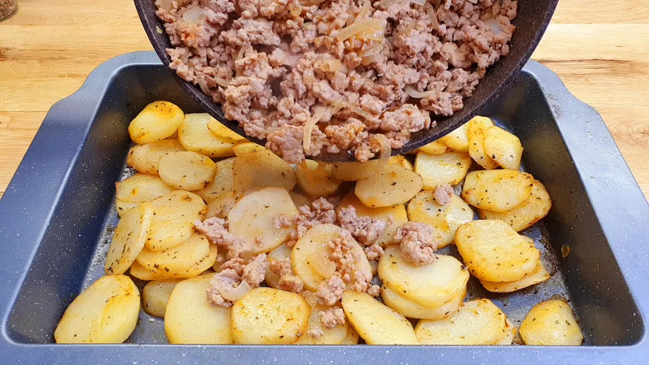 Kartoffelgratin ist ein beliebter Klassiker unter den Aufläufen. Ob als Beilage oder Hauptgericht: K. 