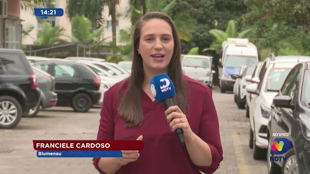 Homem importuna ex-companheira mirando laser dentro de apartamento