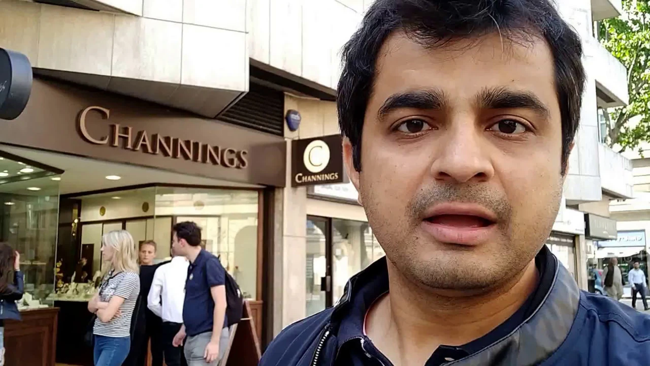 Woman Wears $13 Ring For 30 Years, Looks Again And Realizes She’s A Millionaire