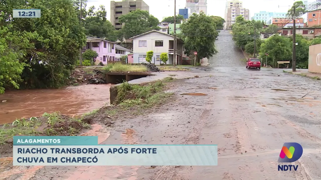 Alagamentos: Riacho transborda após forte chuva em Chapecó