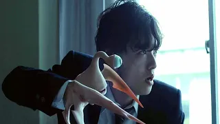 كائن طفيلي دخل جوا شاب واتحكم فى ايده فقرروا يحاربوا باقى الكائنات اللى سيطرت على البشر 