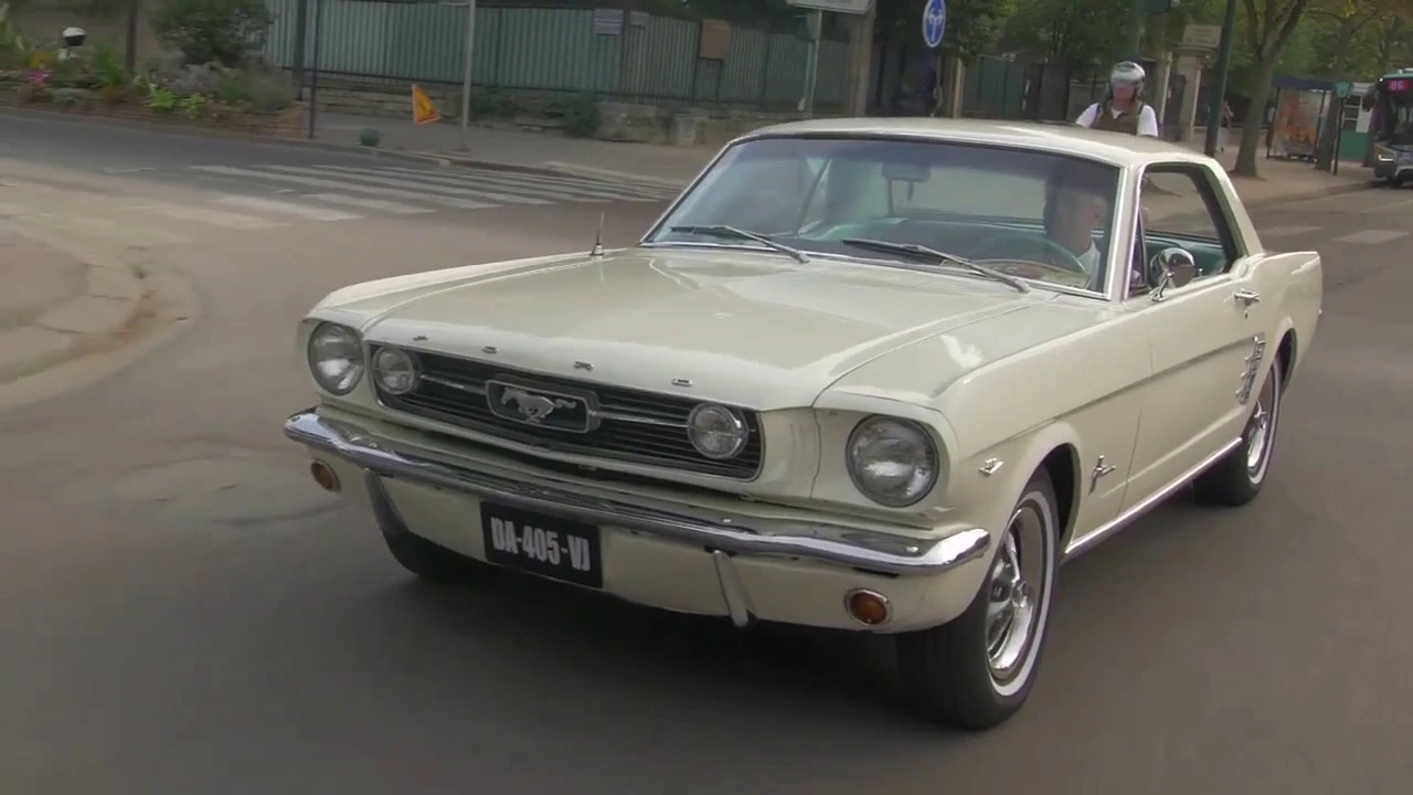 Traversée de Paris - Mit dem Oldtimer durch Paris : Youtube video player