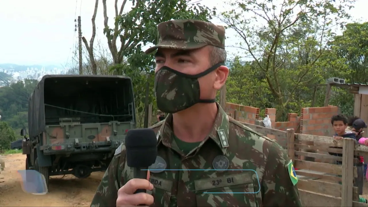 Exército e Defesa Civil entregam telhas para famílias atingidas por temporal